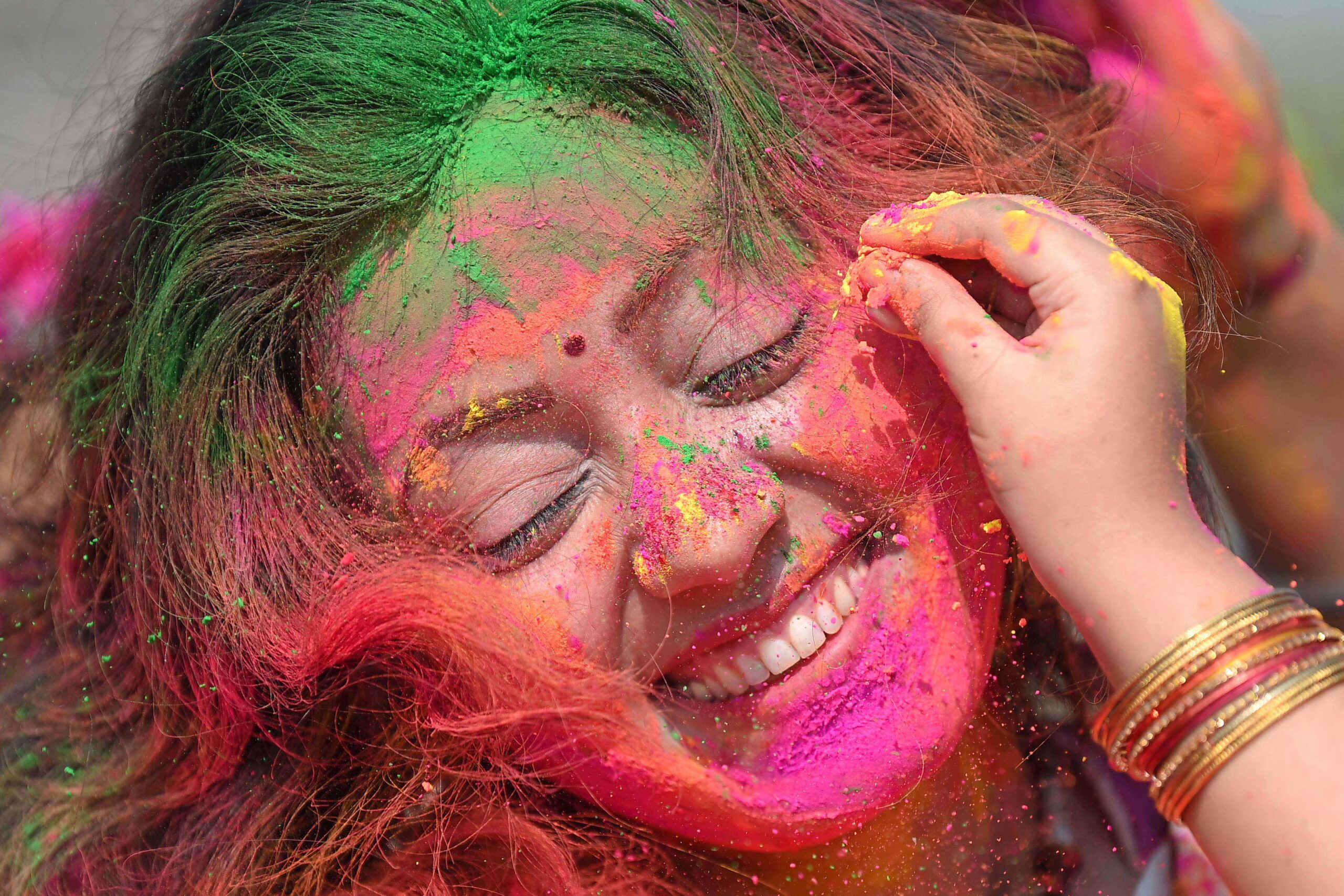 หญิงอินเดียสาดแป้งหลากสีสันฉลอง 'เทศกาลโฮลี'