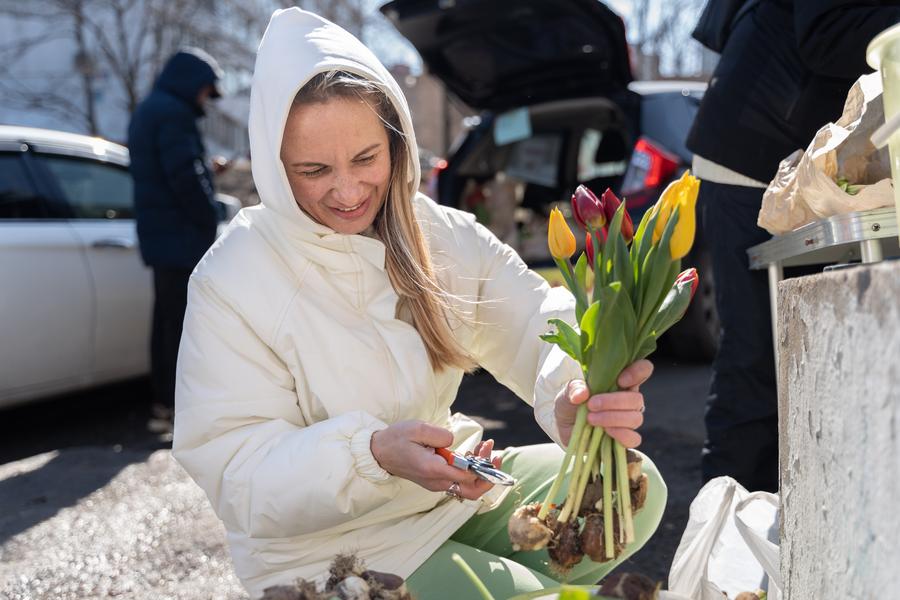 แผงขายดอกทิวลิป คึกคักรับ 'วันสตรีสากล' ในรัสเซีย
