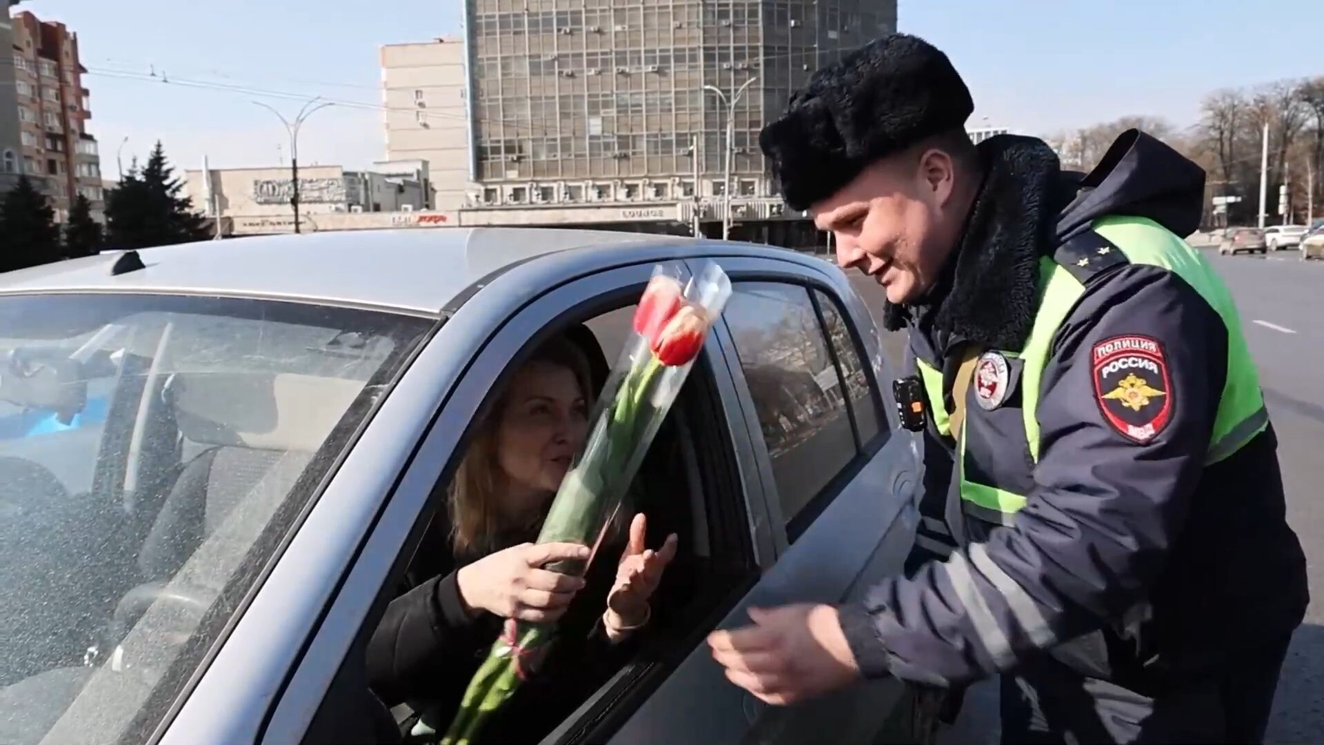 ตำรวจรัสเซียทำเซอร์ไพรส์กลางถนน เนื่องใน 'วันสตรีสากล'
