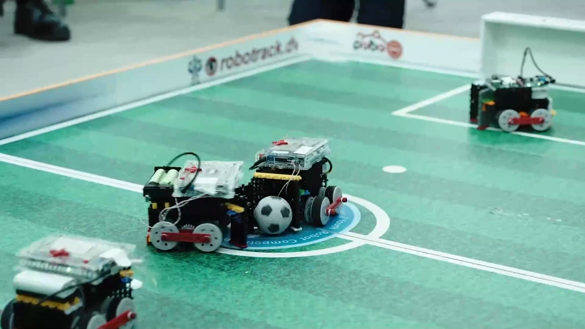 เด็กรัสเซียโชว์ฝีมือ แข่งขัน 'หุ่นยนต์เตะบอล' ประกอบเอง