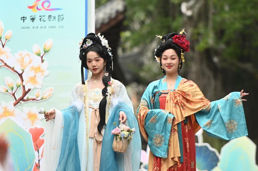 เด็กสาวจีนสวมชุดดั้งเดิม ฉลอง 'เทศกาลดอกไม้' ในฝูเจี้ยน