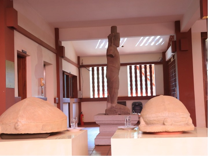 กัมพูชาจัดแสดง 'รูปปั้นผู้พิทักษ์ประตูยักษ์' เก่าแก่หลายร้อยปี
