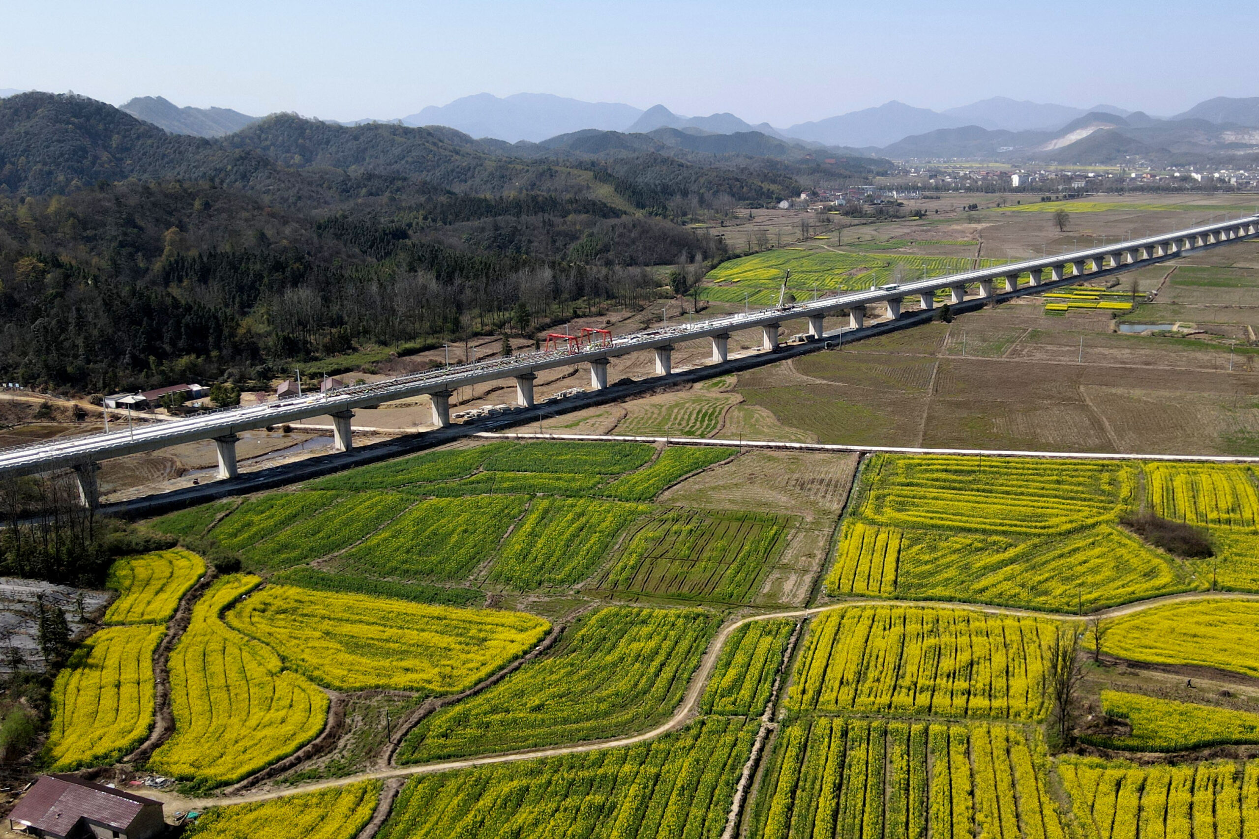 ส่องงานสร้าง 'รางไร้หินโรยทาง' ของทางรถไฟฉือโจว-หวงซาน
