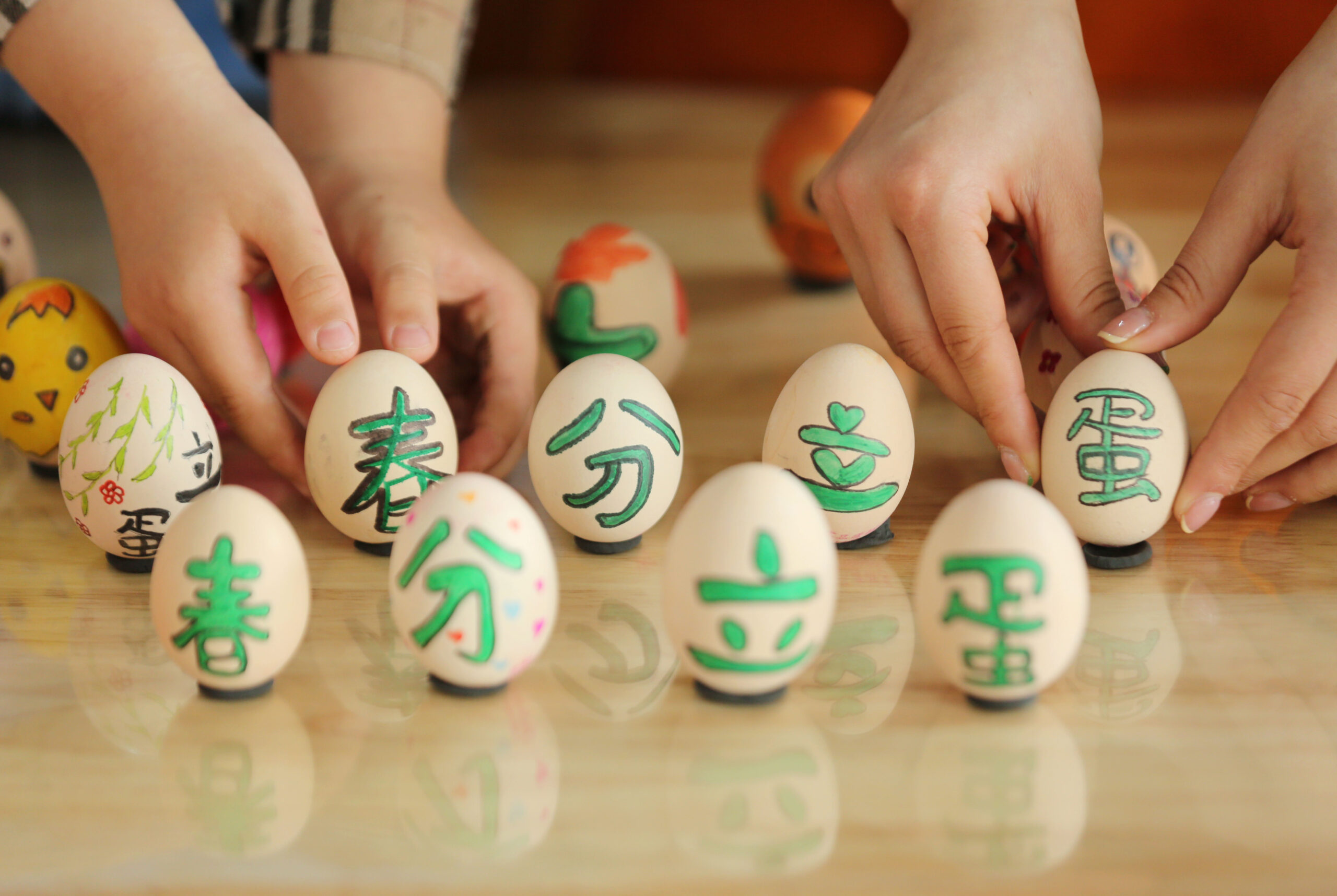 การละเล่น 'ตั้งไข่' ต้อนรับวันชุนเฟินในจีน