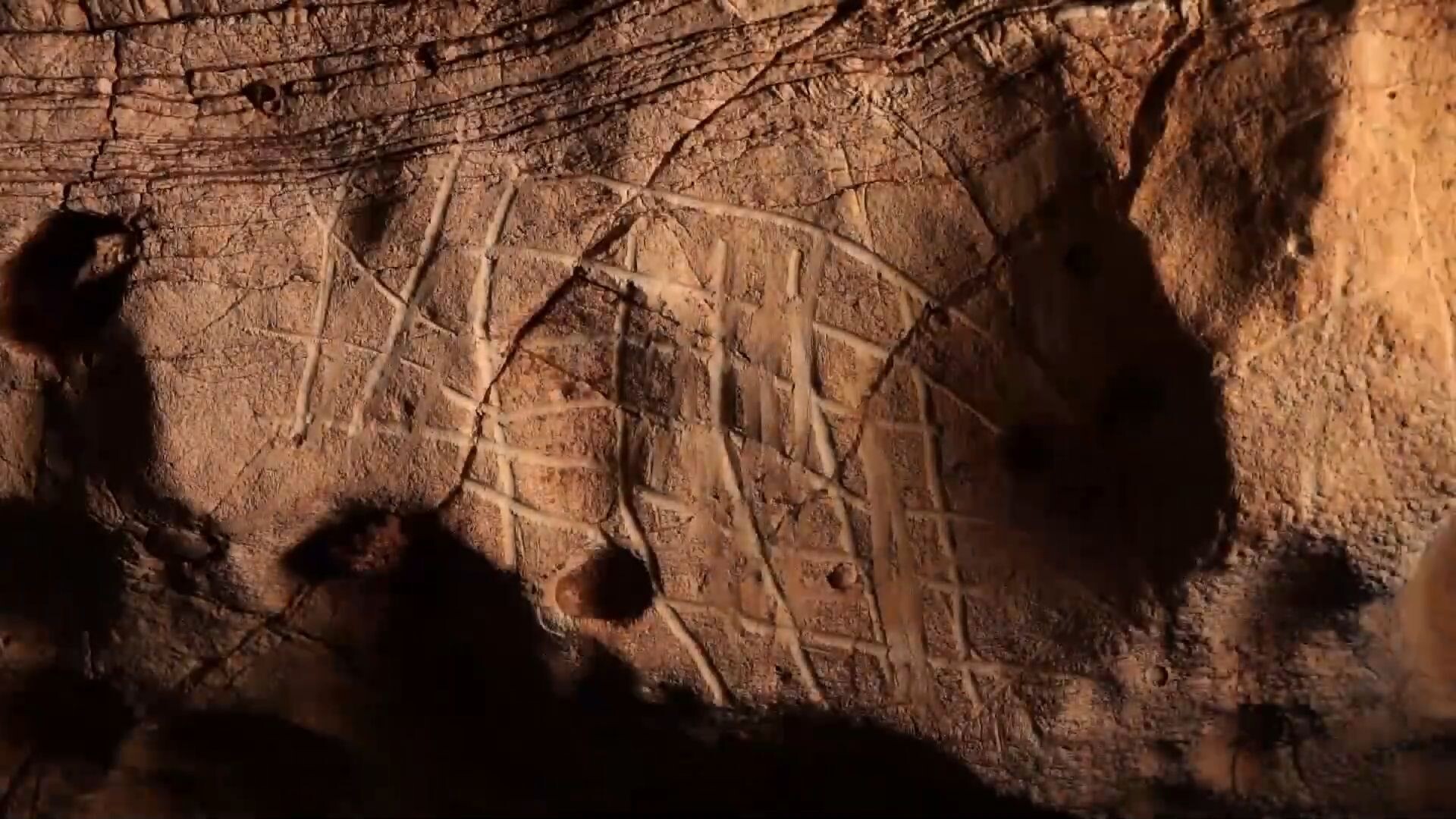 สเปนพบ 'ภาพสลักผนังถ้ำ' ยาว 8 เมตร เก่าแก่นับพันปี