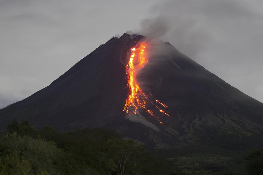 'ภูเขาไฟเมราปี' ในอินโดฯ ปะทุพ่นเถ้าถ่าน-ลาวา