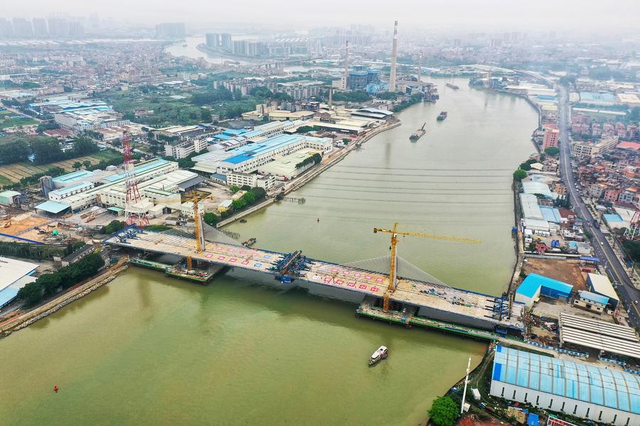 คนงานจีนเชื่อมสะพาน 'ตงก่วน ฉาหม่า' ในกวางตุ้ง