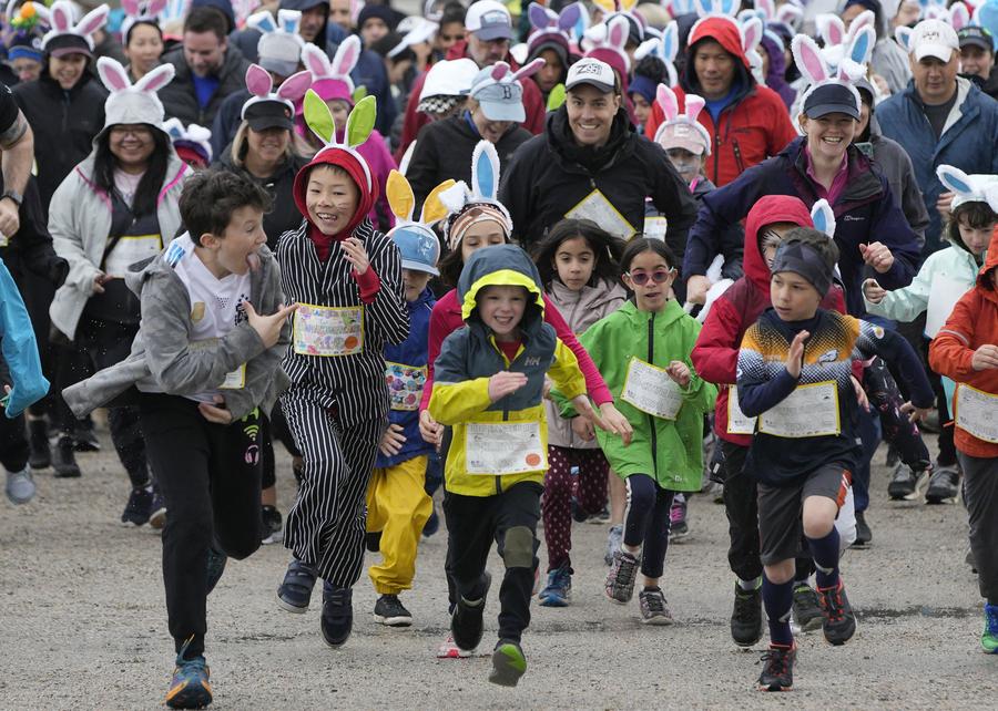 นักวิ่งหูกระต่ายสับเท้าร่วมงานวิ่งฉลอง 'เทศกาลอีสเตอร์' ในแคนาดา