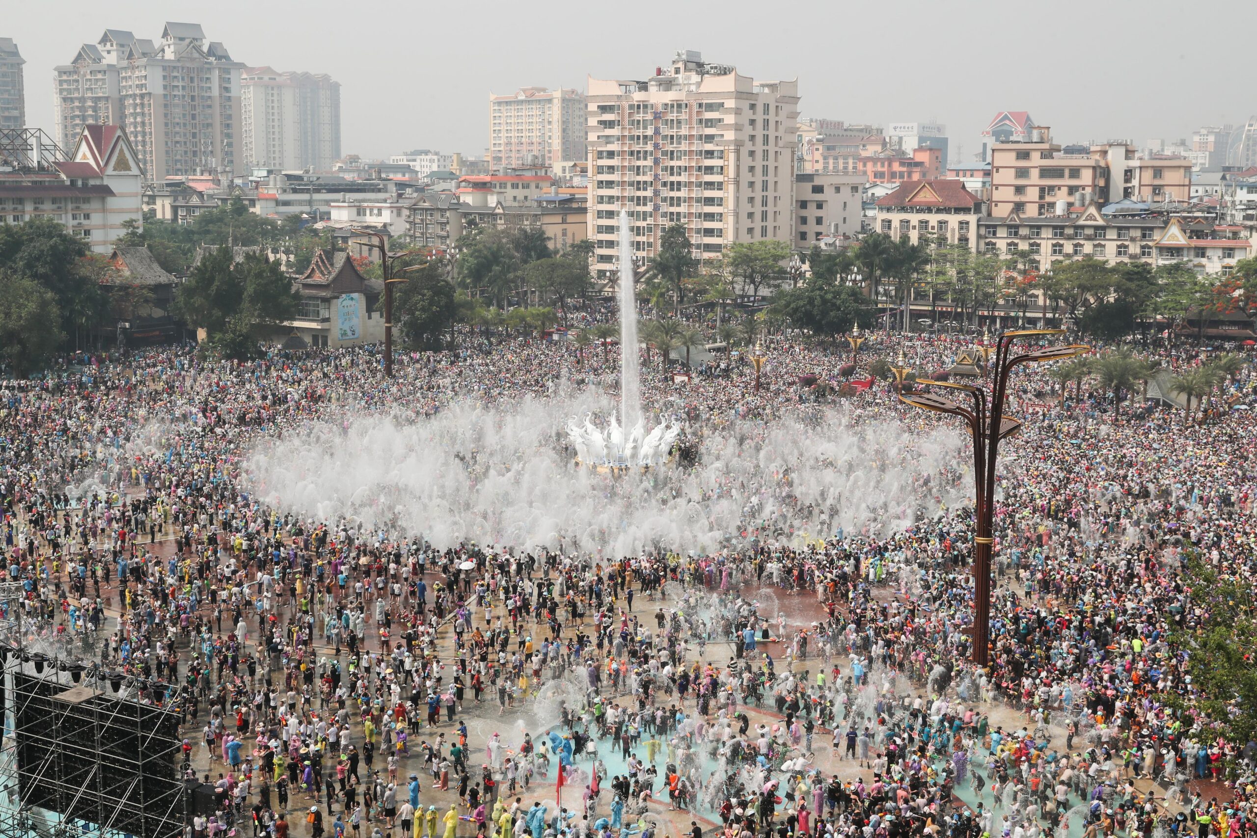 ชาวจีนนับหมื่น ร่วมเทศกาล 'สาดน้ำ' ในสิบสองปันนา