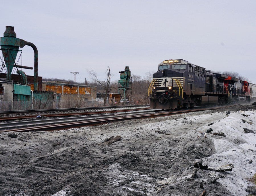 วิจัยพบ 'รถไฟขนถ่านหิน' เพิ่มมลพิษทางอากาศในเขตเมืองสหรัฐฯ