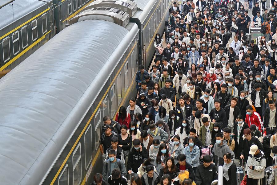 คลื่นฝูงชนชาวจีนโดยสารรถไฟ ส่งท้ายหยุดยาววันแรงงาน