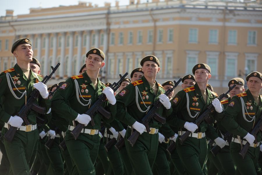 ทหารรัสเซียในเซนต์ปีเตอร์สเบิร์ก สวนสนามฉลอง 'วันแห่งชัยชนะ'