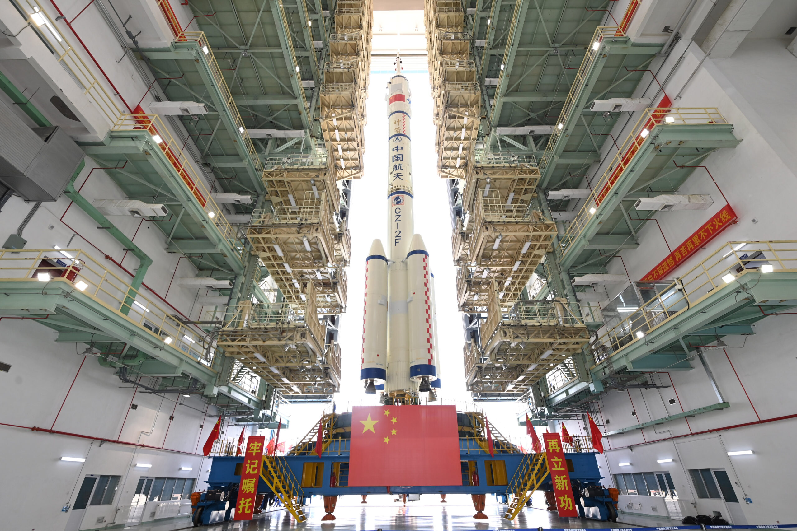 จีนเคลื่อนย้ายยาน 'เสินโจว-16' เตรียมส่งขึ้นสู่อวกาศ