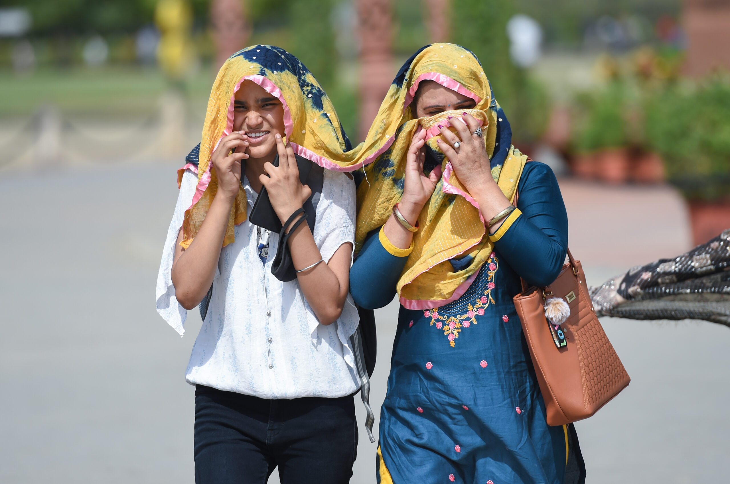 ชาวอินเดียใช้ 'ส่าหรี-ผ้าคลุม' ช่วยกันแดด ขณะเจอคลื่นความร้อน
