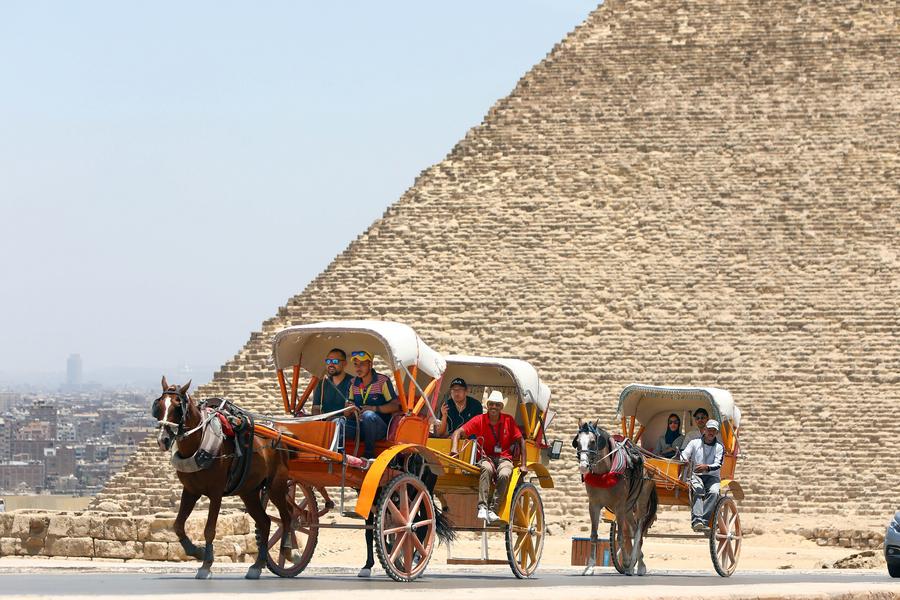 ชวนขี่อูฐ ล่องทะเลทราย ชม 'พีระมิดแห่งกิซา' ในอียิปต์
