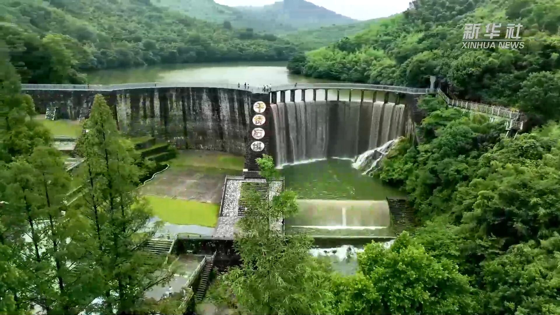 อ่างเก็บน้ำในเจียงซู ระบายน้ำล้นเกิด 'กำแพงน้ำตก' งดงาม