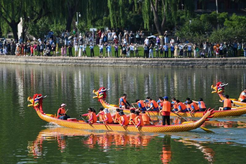 ชาวจีนจำนวนมากออกเดินทางช่วงหยุด 'เทศกาลเรือมังกร'
