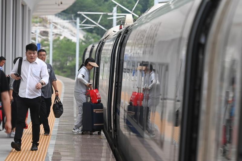จีนคาดยอดโดยสาร 'รถไฟ' แตะ 71 ล้านครั้ง ช่วงเทศกาลแข่งเรือมังกร