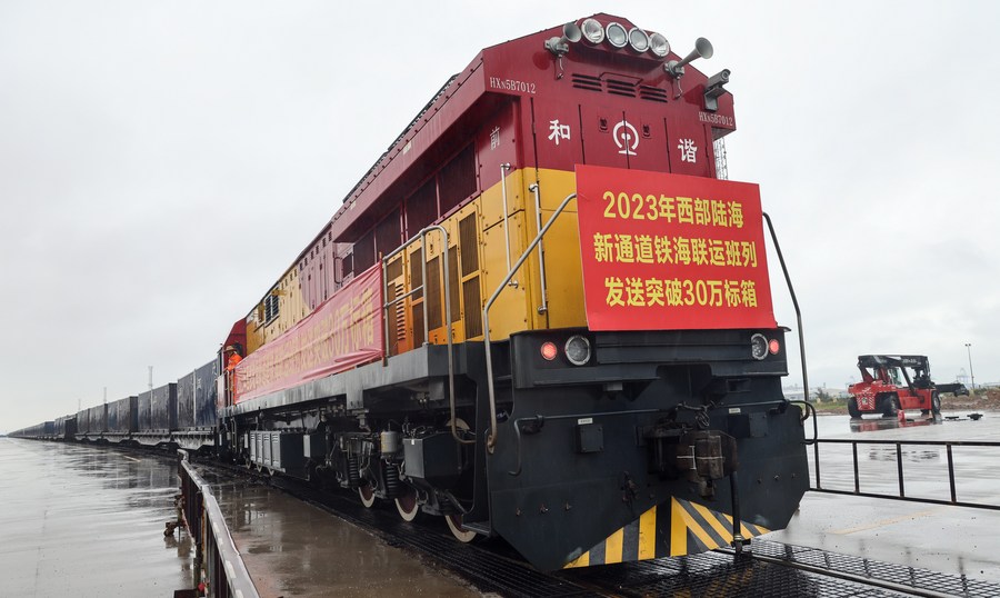 รถไฟขนส่งฯ ทางราง-ทางทะเลของจีน วิ่งบนระเบียงการค้าครบ 4,500 เที่ยว