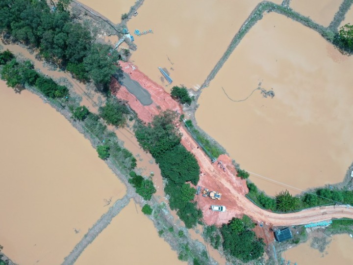 จีนเตือนภัย 'พายุฝน' ระดับสีน้ำเงิน ถล่มหลายพื้นที่