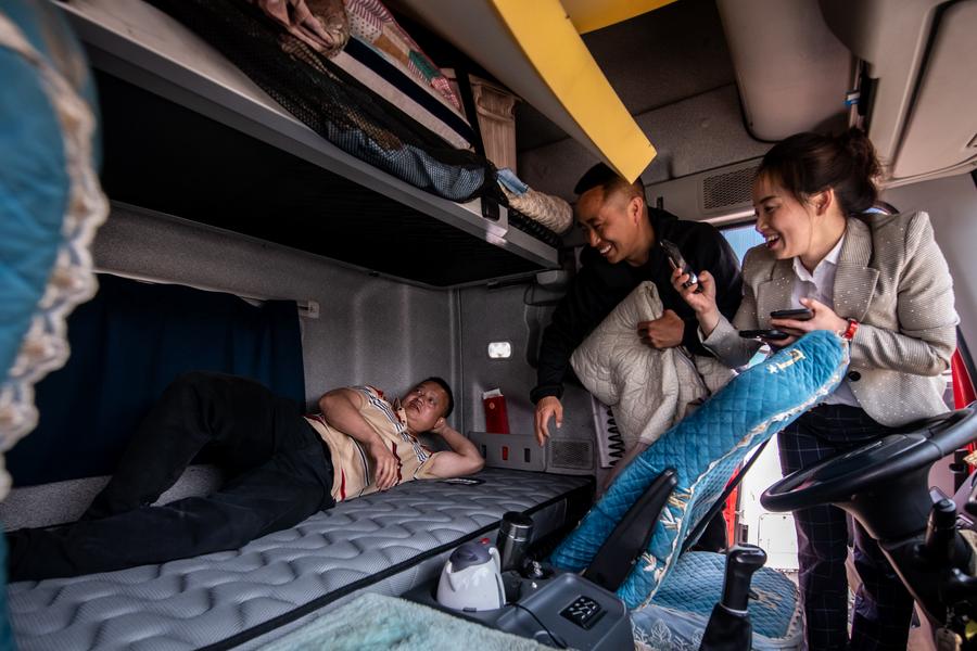 กรรมวิธีผลิต 'ฟูกนอนบนรถบรรทุก' ในยูนนาน