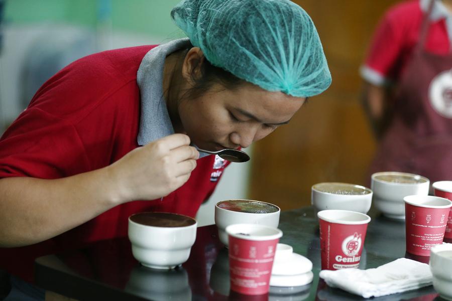 กรรมวิธีผลิต 'กาแฟ' ที่โรงงานในย่างกุ้ง