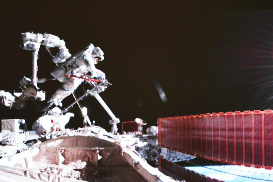 ทีมนักบินอวกาศ 'เสินโจว-16' ทำกิจกรรมนอกยานครั้งแรกเสร็จสิ้น