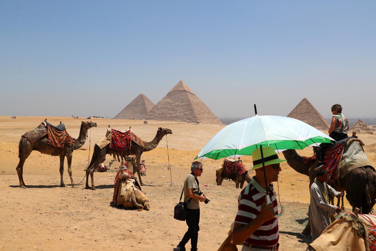 นทท.ฝ่าคลื่นความร้อนเยือน 'พีระมิดแห่งกิซา' ในอียิปต์