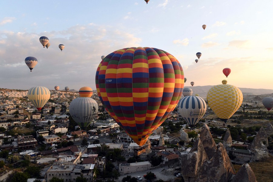 'บอลลูนลมร้อน' พาชมวิวสวยสะกดยามอาทิตย์ขึ้นในตุรกี