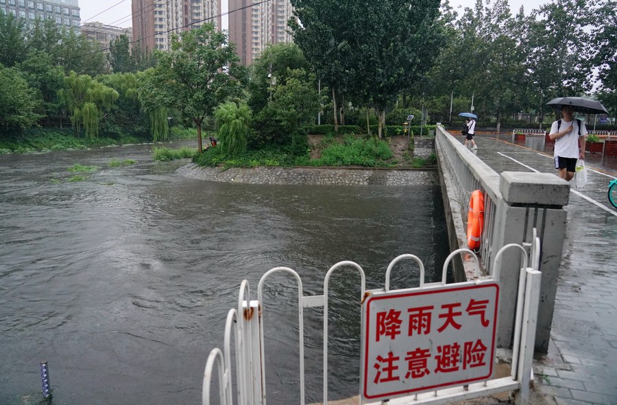 จีนตอนเหนือเตือนภัย 'พายุฝน' ระดับสูงสุด