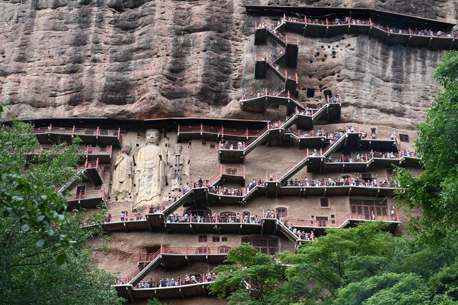 นักท่องเที่ยวเยือน 'ม่ายจีซาน' ถ้ำหินแกะสลักในกานซู่