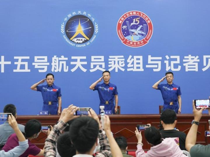 ทีม 'นักบินอวกาศจีน' พบปะสื่อมวลชน หลังกักตัว-พักฟื้นเบื้องต้น