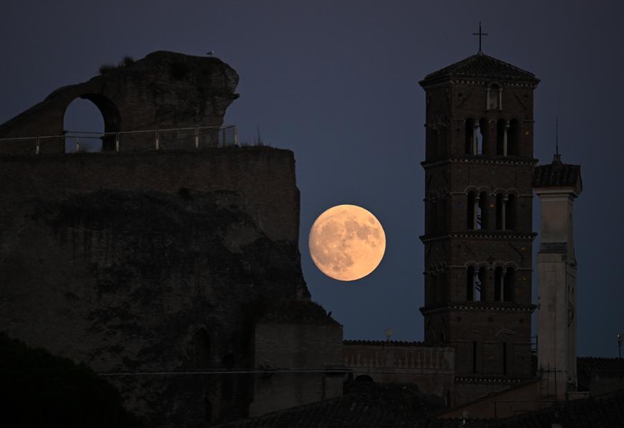 จันทร์เต็มดวงลอยเด่น ประดับฟากฟ้าในอิตาลี