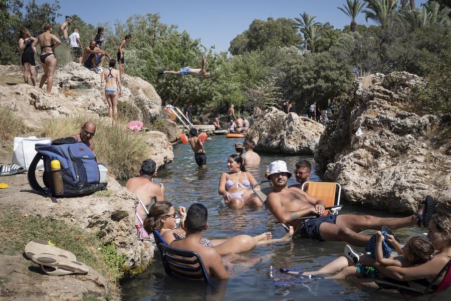 ผู้คน 'ปิกนิกกลางน้ำ' ในอิสราเอล