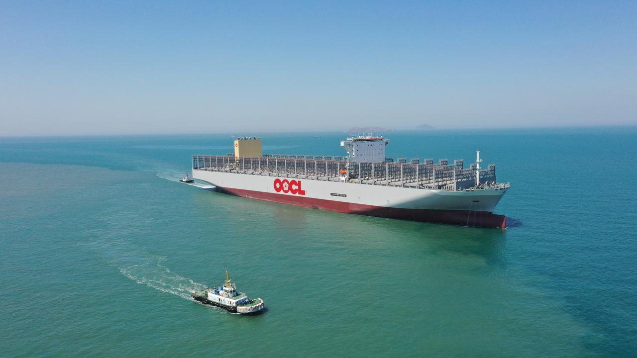 อู่ต่อเรือจีนส่งมอบ 'เรือขนตู้คอนเทนเนอร์' ใหญ่พิเศษในต้าเหลียน