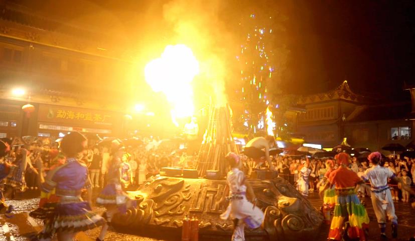 พาฉลอง 'เทศกาลคบเพลิง' ประเพณีรื่นเริงในยูนนาน