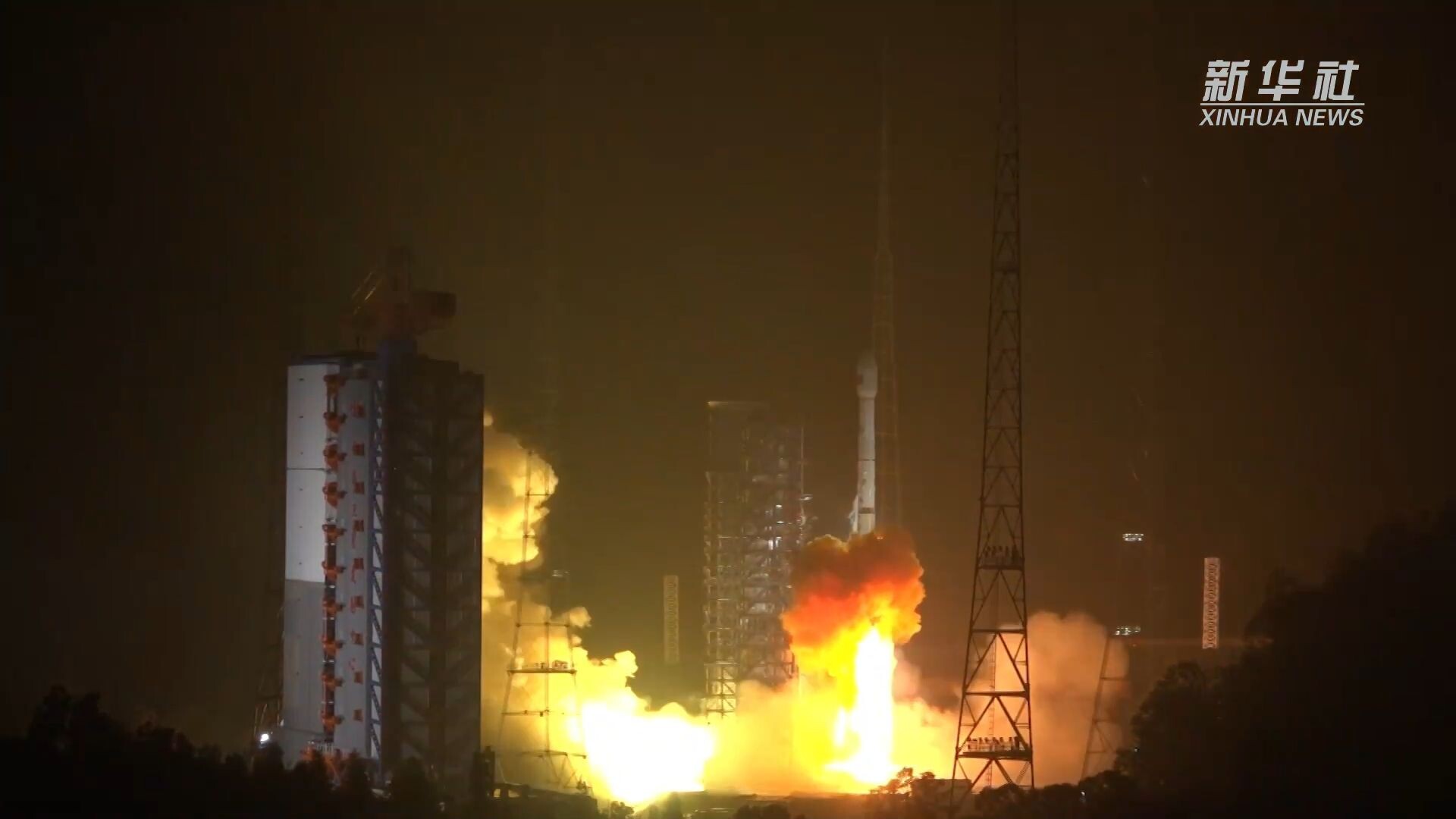 จรวด 'ลองมาร์ช-3บี' ของจีน พาดาวเทียมดวงใหม่สู่อวกาศ