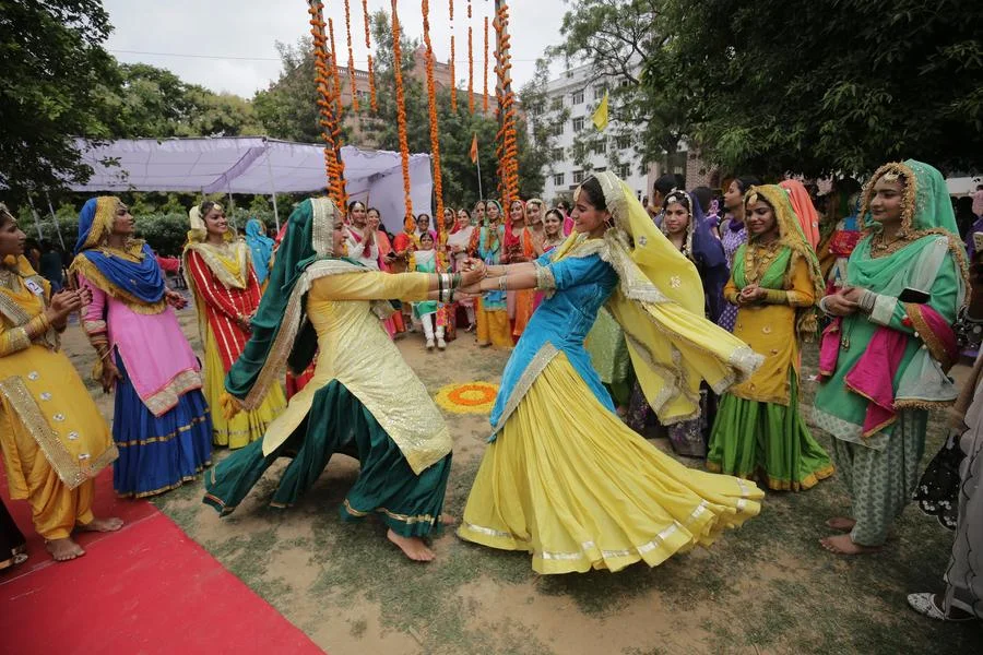 หญิงสาวสวมชุดปัญจาบสีสด ฉลอง 'เทศกาลตีจ' ในอินเดีย