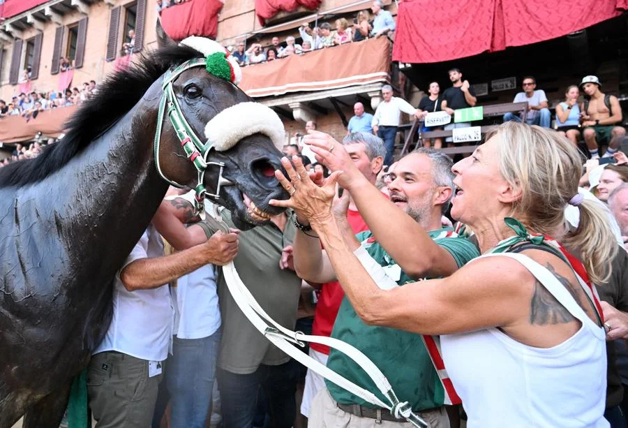 ผู้คนแห่เชียร์ 'ปาลิโอ ดิ ซีเอนา' แข่งขี่ม้าเก่าแก่ในอิตาลี