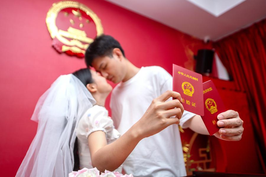 คู่รักจีนควงคู่แต่งงาน จดทะเบียนสมรส รับเทศกาล 'ชีซี'