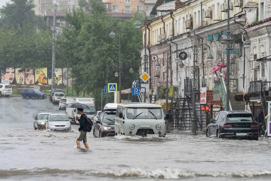 เมืองรัสเซียเจอ 'ฝนตกหนัก' ปชช.-รถยนต์ลุยน้ำท่วมสูง