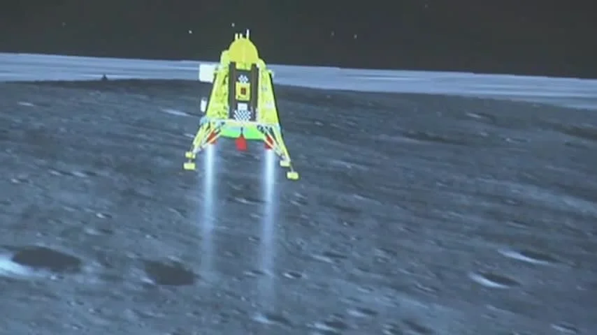 ยานอวกาศ 'จันทรายาน-3' ของอินเดีย ลงจอดบนดวงจันทร์สำเร็จ