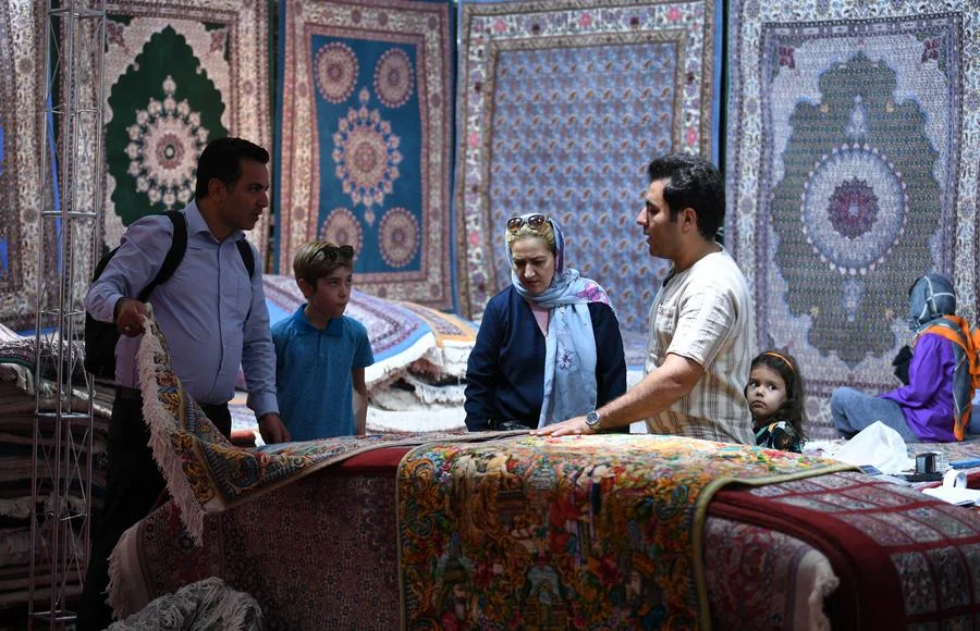 งานแสดงสินค้า 'พรมทอมือ' ลวดลายสะดุดตาในอิหร่าน