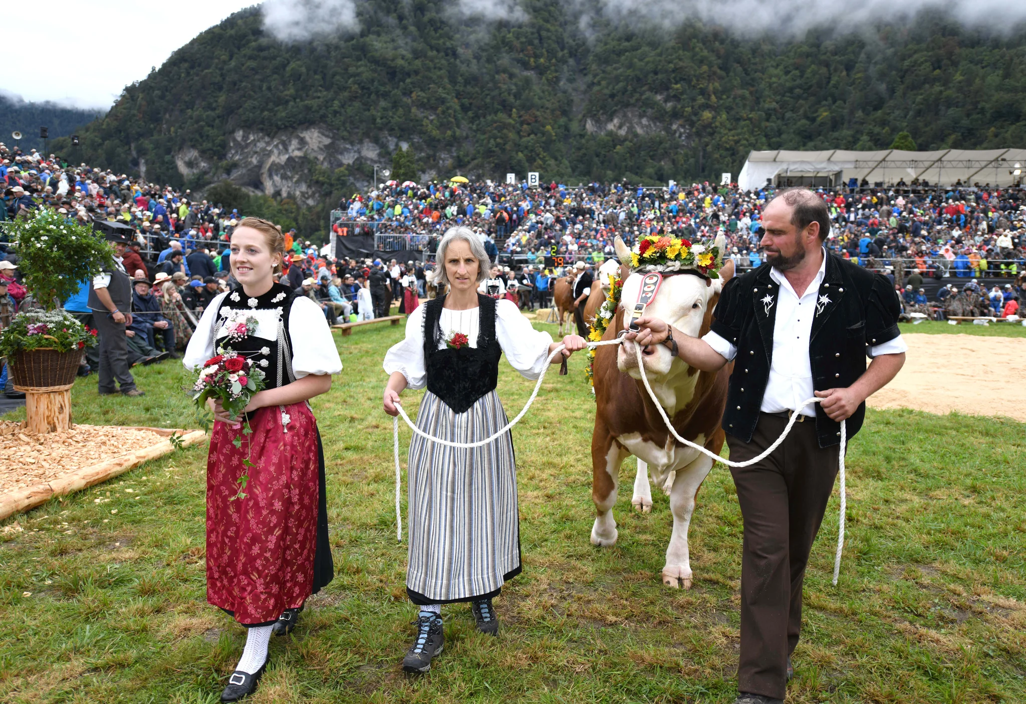 เทศกาล 'อุนสปุนเน็น' โชว์ประเพณีพื้นบ้านสวิตเซอร์แลนด์