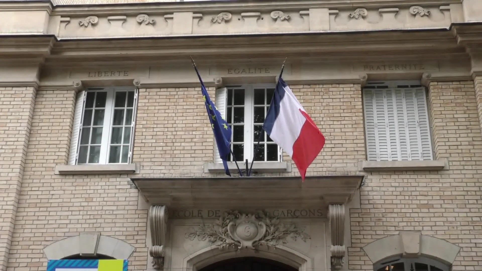 ฝรั่งเศสเตรียมแบนสวม 'ชุดอาบายะห์' ในโรงเรียน