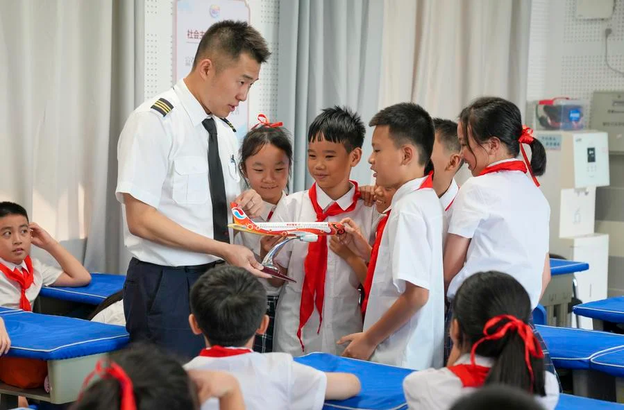 โรงเรียนจีนคึกคักต้อนรับเด็กๆ ใน 'วันเปิดเทอม'
