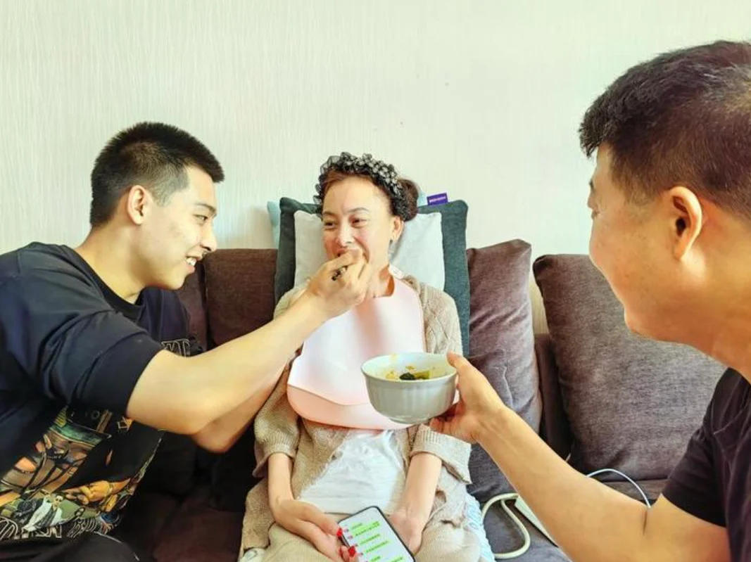 หนุ่มจีนยอดกตัญญู ดูแลแม่ป่วยกล้ามเนื้ออ่อนแรงนาน 12 ปี