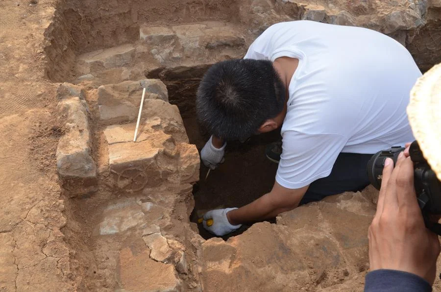 จีนขุดพบ 'หลุมศพ-ฐานบ้านโบราณ' พร้อมสิ่งประดิษฐ์กว่าร้อย