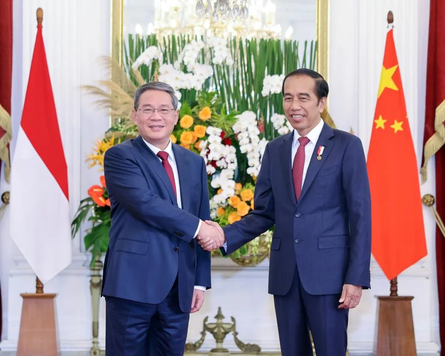 หลี่เฉียงพบปะหารือโจโก วิโดโด ในอินโดนีเซีย