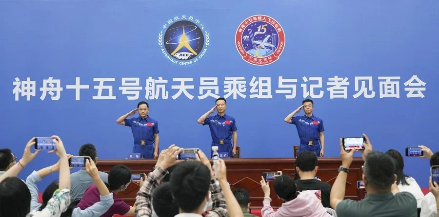 จีนมอบเหรียญเกียรติยศ 'ทีมนักบินอวกาศ' ภารกิจเสินโจว-15